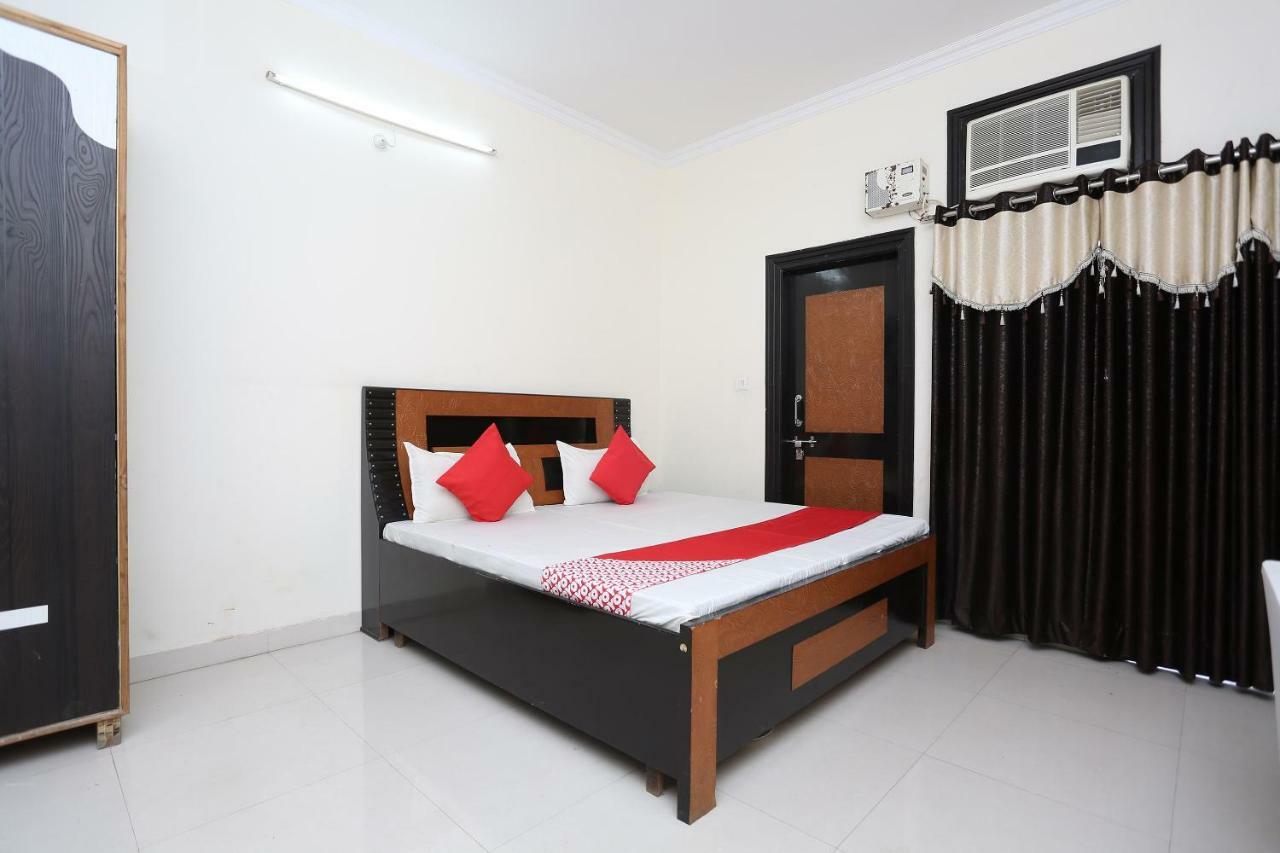 Hôtel Oyo 40446 Yas Residency à Alīgarh Extérieur photo